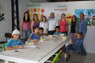 Turma de reforço escolar foi a primeira a receber os doces de páscoa