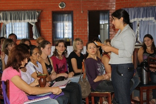 A Secretária Sonia expôs sobre como vai funcionar as participações em cursos de especialização